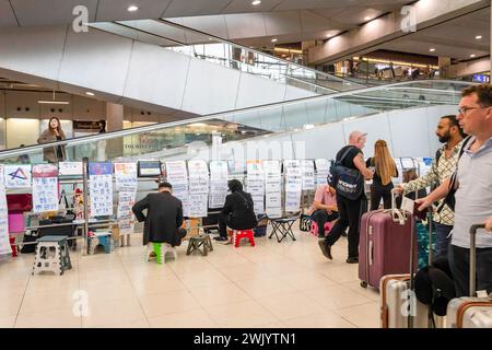 Bangkok, Thailand. Februar 2024. Touristen gesehen, die am Suvarnabhumi, Bangkok International Airport ankommen. Der Flughafen Suvarnabhumi (BKK) ist Thailands Hauptflughafen, an dem sowohl Abflug- als auch Ankunftsflüge von/zu inländischen und ausländischen Zielen angeboten werden. (Foto: Nathalie Jamois/SOPA Images/SIPA USA) Credit: SIPA USA/Alamy Live News Stockfoto