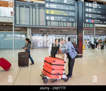 Bangkok, Thailand. Februar 2024. Touristen, die am Ankunftstor, am Suvarnabhumi, Bangkok International Airport, gesehen werden. Der Flughafen Suvarnabhumi (BKK) ist Thailands Hauptflughafen, an dem sowohl Abflug- als auch Ankunftsflüge von/zu inländischen und ausländischen Zielen angeboten werden. (Foto: Nathalie Jamois/SOPA Images/SIPA USA) Credit: SIPA USA/Alamy Live News Stockfoto