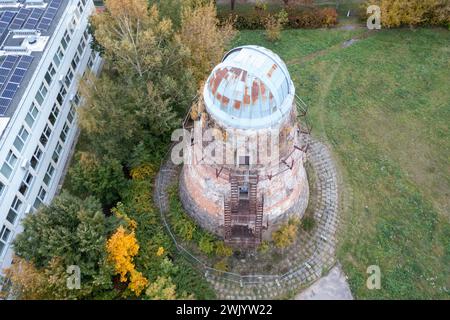 Drohnenfotografie einer alten verlassenen Windmühle in einer Stadt am herbstlichen sonnigen Abend Stockfoto