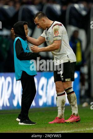 Kane Wilson (rechts) von Derby County feiert mit einem Balljungen nach dem Spiel der Sky Bet League One im Pride Park Stadium, Derby. Bilddatum: Samstag, 17. Februar 2024. Stockfoto