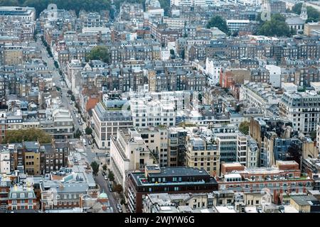 Blick aus der Vogelperspektive nördlich der dichten städtischen zentralen Londoner Gebäude und Straßen einschließlich Portland Place. Camden, London, England. Stockfoto