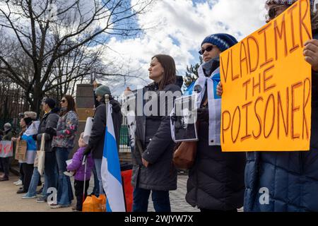 Washington, District of Columbia, USA. Februar 2024. Am Samstag, den 17. Februar 2024, treffen sich die Trauernden vor der russischen Botschaft in Washington, District of Columbia, um an Alexej Anatoljewitsch Nawalny zu erinnern, einen russischen Oppositionsführer, Anwalt, Anti-Korruptions-Aktivist und politischen Gefangenen, der gestern im Gefängnis starb. (Kreditbild: © Eric Kayne/ZUMA Press Wire) NUR REDAKTIONELLE VERWENDUNG! Nicht für kommerzielle ZWECKE! Stockfoto