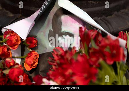 Washington, District of Columbia, USA. Februar 2024. Am Samstag, den 17. Februar 2024, treffen sich die Trauernden vor der russischen Botschaft in Washington, District of Columbia, um an Alexej Anatoljewitsch Nawalny zu erinnern, einen russischen Oppositionsführer, Anwalt, Anti-Korruptions-Aktivist und politischen Gefangenen, der gestern im Gefängnis starb. (Kreditbild: © Eric Kayne/ZUMA Press Wire) NUR REDAKTIONELLE VERWENDUNG! Nicht für kommerzielle ZWECKE! Stockfoto