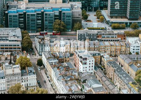 Blick aus der Vogelperspektive nördlich des dicht besiedelten städtischen Londons, einschließlich Euston Tower und Triton Square. Stockfoto