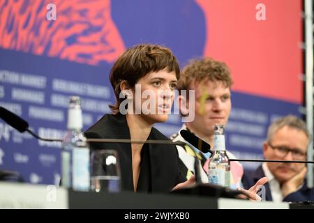 Liv Lisa Fries und Johannes Hegemann bei der Pressekonferenz zum Film IN LIEBE, EURE HILDE von Andreas Dresen Regisseur / Regisseurin Liv Lisa Fries Schauspielerin / Schauspieler Johannes Hegemann Schauspieler / Schauspielerin Laila Stieler Drehbuchautorin / Drehbuchautorin Claudia Steffen Produzentin / Produzent Christoph Friedel Produzent / Produzentin / Produzent Moderation: Verena von Stackelberg Berlinale Filmfestival PK *** Liv Lisa Fries und Johannes Hegemann bei der Pressekonferenz zum Film IN LIEBE, EURE HILDE von Andreas Dresen Regie Liv Lisa Fries Schauspielerin Johannes Hegemann Schauspielerin Laila Stieler Screenwri Stockfoto