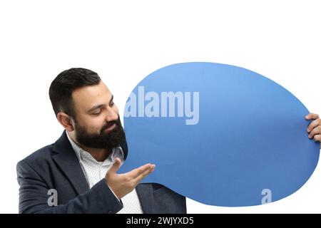 Ein Mann aus der Nähe auf weißem Hintergrund zeigt ein blaues Kommentarzeichen Stockfoto