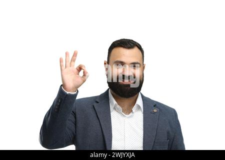 Ein Mann aus der Nähe, auf weißem Hintergrund, zeigt ein OK-Zeichen Stockfoto