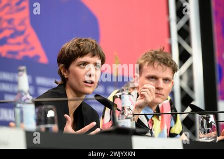 Liv Lisa Fries und Johannes Hegemann bei der Pressekonferenz zum Film IN LIEBE, EURE HILDE von Andreas Dresen Regisseur / Regisseurin Liv Lisa Fries Schauspielerin / Schauspieler Johannes Hegemann Schauspieler / Schauspielerin Laila Stieler Drehbuchautorin / Drehbuchautorin Claudia Steffen Produzentin / Produzent Christoph Friedel Produzent / Produzentin / Produzent Moderation: Verena von Stackelberg Berlinale Filmfestival PK *** Liv Lisa Fries und Johannes Hegemann bei der Pressekonferenz zum Film IN LIEBE, EURE HILDE von Andreas Dresen Regie Liv Lisa Fries Schauspielerin Johannes Hegemann Schauspielerin Laila Stieler Screenwri Stockfoto