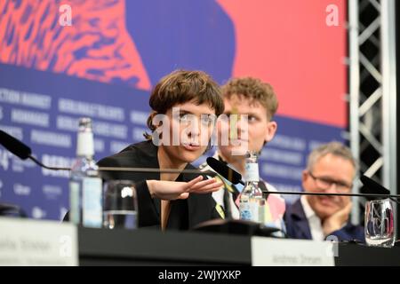 Liv Lisa Fries und Johannes Hegemann bei der Pressekonferenz zum Film IN LIEBE, EURE HILDE von Andreas Dresen Regisseur / Regisseurin Liv Lisa Fries Schauspielerin / Schauspieler Johannes Hegemann Schauspieler / Schauspielerin Laila Stieler Drehbuchautorin / Drehbuchautorin Claudia Steffen Produzentin / Produzent Christoph Friedel Produzent / Produzentin / Produzent Moderation: Verena von Stackelberg Berlinale Filmfestival PK *** Liv Lisa Fries und Johannes Hegemann bei der Pressekonferenz zum Film IN LIEBE, EURE HILDE von Andreas Dresen Regie Liv Lisa Fries Schauspielerin Johannes Hegemann Schauspielerin Laila Stieler Screenwri Stockfoto