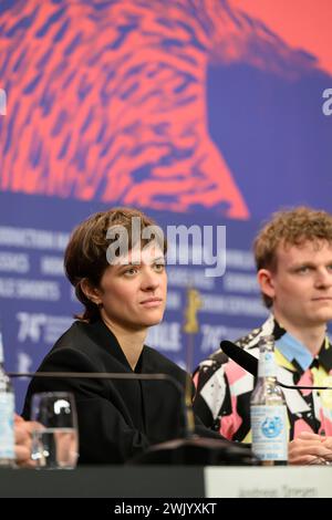 Liv Lisa Fries und Johannes Hegemann bei der Pressekonferenz zum Film IN LIEBE, EURE HILDE von Andreas Dresen Regisseur / Regisseurin Liv Lisa Fries Schauspielerin / Schauspieler Johannes Hegemann Schauspieler / Schauspielerin Laila Stieler Drehbuchautorin / Drehbuchautorin Claudia Steffen Produzentin / Produzent Christoph Friedel Produzent / Produzentin / Produzent Moderation: Verena von Stackelberg Berlinale Filmfestival PK *** Liv Lisa Fries und Johannes Hegemann bei der Pressekonferenz zum Film IN LIEBE, EURE HILDE von Andreas Dresen Regie Liv Lisa Fries Schauspielerin Johannes Hegemann Schauspielerin Laila Stieler Screenwri Stockfoto