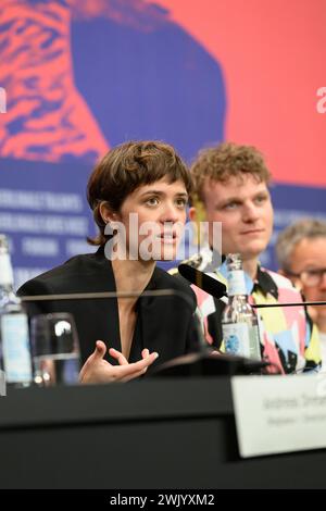 Liv Lisa Fries und Johannes Hegemann bei der Pressekonferenz zum Film IN LIEBE, EURE HILDE von Andreas Dresen Regisseur / Regisseurin Liv Lisa Fries Schauspielerin / Schauspieler Johannes Hegemann Schauspieler / Schauspielerin Laila Stieler Drehbuchautorin / Drehbuchautorin Claudia Steffen Produzentin / Produzent Christoph Friedel Produzent / Produzentin / Produzent Moderation: Verena von Stackelberg Berlinale Filmfestival PK *** Liv Lisa Fries und Johannes Hegemann bei der Pressekonferenz zum Film IN LIEBE, EURE HILDE von Andreas Dresen Regie Liv Lisa Fries Schauspielerin Johannes Hegemann Schauspielerin Laila Stieler Screenwri Stockfoto