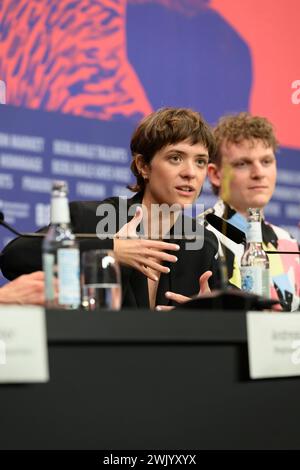 Liv Lisa Fries und Johannes Hegemann bei der Pressekonferenz zum Film IN LIEBE, EURE HILDE von Andreas Dresen Regisseur / Regisseurin Liv Lisa Fries Schauspielerin / Schauspieler Johannes Hegemann Schauspieler / Schauspielerin Laila Stieler Drehbuchautorin / Drehbuchautorin Claudia Steffen Produzentin / Produzent Christoph Friedel Produzent / Produzentin / Produzent Moderation: Verena von Stackelberg Berlinale Filmfestival PK *** Liv Lisa Fries und Johannes Hegemann bei der Pressekonferenz zum Film IN LIEBE, EURE HILDE von Andreas Dresen Regie Liv Lisa Fries Schauspielerin Johannes Hegemann Schauspielerin Laila Stieler Screenwri Stockfoto