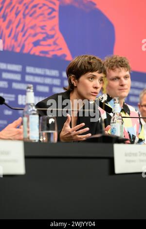 Liv Lisa Fries und Johannes Hegemann bei der Pressekonferenz zum Film IN LIEBE, EURE HILDE von Andreas Dresen Regisseur / Regisseurin Liv Lisa Fries Schauspielerin / Schauspieler Johannes Hegemann Schauspieler / Schauspielerin Laila Stieler Drehbuchautorin / Drehbuchautorin Claudia Steffen Produzentin / Produzent Christoph Friedel Produzent / Produzentin / Produzent Moderation: Verena von Stackelberg Berlinale Filmfestival PK *** Liv Lisa Fries und Johannes Hegemann bei der Pressekonferenz zum Film IN LIEBE, EURE HILDE von Andreas Dresen Regie Liv Lisa Fries Schauspielerin Johannes Hegemann Schauspielerin Laila Stieler Screenwri Stockfoto