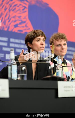 Liv Lisa Fries und Johannes Hegemann bei der Pressekonferenz zum Film IN LIEBE, EURE HILDE von Andreas Dresen Regisseur / Regisseurin Liv Lisa Fries Schauspielerin / Schauspieler Johannes Hegemann Schauspieler / Schauspielerin Laila Stieler Drehbuchautorin / Drehbuchautorin Claudia Steffen Produzentin / Produzent Christoph Friedel Produzent / Produzentin / Produzent Moderation: Verena von Stackelberg Berlinale Filmfestival PK *** Liv Lisa Fries und Johannes Hegemann bei der Pressekonferenz zum Film IN LIEBE, EURE HILDE von Andreas Dresen Regie Liv Lisa Fries Schauspielerin Johannes Hegemann Schauspielerin Laila Stieler Screenwri Stockfoto