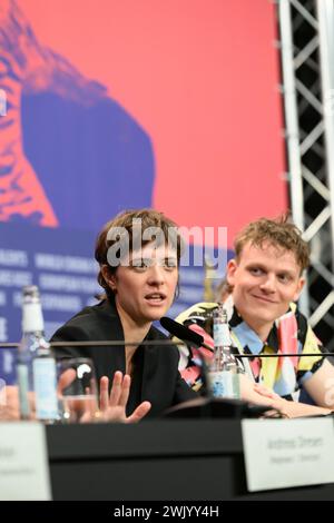 Liv Lisa Fries und Johannes Hegemann bei der Pressekonferenz zum Film IN LIEBE, EURE HILDE von Andreas Dresen Regisseur / Regisseurin Liv Lisa Fries Schauspielerin / Schauspieler Johannes Hegemann Schauspieler / Schauspielerin Laila Stieler Drehbuchautorin / Drehbuchautorin Claudia Steffen Produzentin / Produzent Christoph Friedel Produzent / Produzentin / Produzent Moderation: Verena von Stackelberg Berlinale Filmfestival PK *** Liv Lisa Fries und Johannes Hegemann bei der Pressekonferenz zum Film IN LIEBE, EURE HILDE von Andreas Dresen Regie Liv Lisa Fries Schauspielerin Johannes Hegemann Schauspielerin Laila Stieler Screenwri Stockfoto