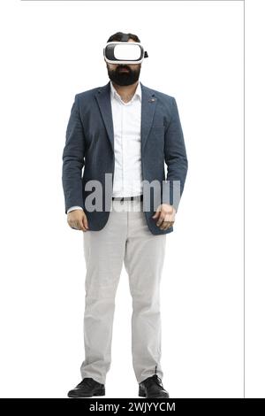Mann in voller Länge, auf weißem Hintergrund, mit VR-Brille Stockfoto