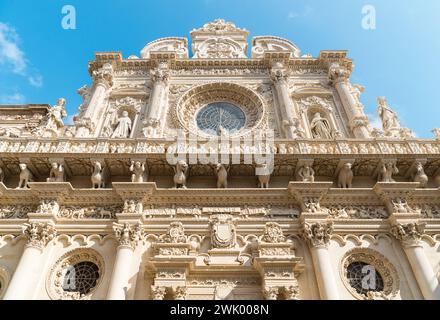 Blick auf die Basilika Santa Croce Kirche im historischen Zentrum von Lecce, Apulien, Italien Stockfoto