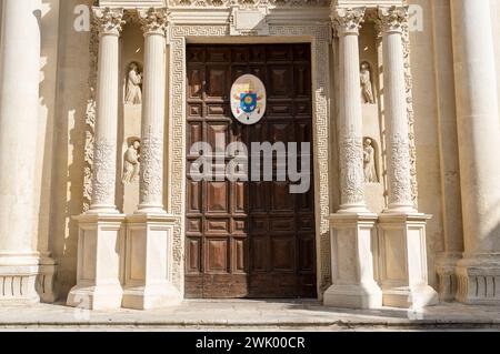 Lecce, Apulien, Italien - 6. Oktober 2023: Eingang der Basilika Santa Croce im historischen Zentrum von Lecce. Stockfoto