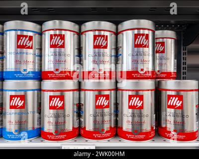 Italien - 17. Februar 2024: Illy mahlt Kaffee in Blechdosen in Regalen zum Verkauf im italienischen Supermarkt Stockfoto