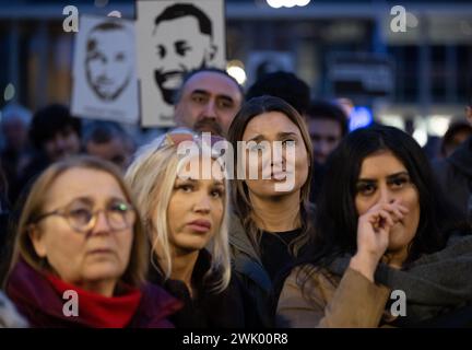 Hanau, Deutschland. Februar 2024. Nach einem gedenkmarsch zum vierten Jahrestag des rassistischen Angriffs in Hanau versammeln sich Menschen auf dem Marktplatz in der Innenstadt. Quelle: Boris Roessler/dpa/Alamy Live News Stockfoto