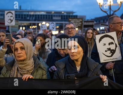 Hanau, Deutschland. Februar 2024. Nach einem gedenkmarsch zum vierten Jahrestag des rassistischen Angriffs in Hanau versammeln sich Menschen auf dem Marktplatz in der Innenstadt. Quelle: Boris Roessler/dpa/Alamy Live News Stockfoto