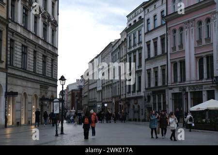 Die Leute laufen am Anfang der Grodzka Straße auf dem Hauptmarkt in der Altstadt von Krakau, Polen Stockfoto