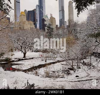 New York City, USA. Februar 2024. Schnee im Central Park - Schnee über Nacht verließ den Park bedeckt mit Schnee am Morgen des 17. Februar. Glyn Thomas/Alamy Live News Stockfoto