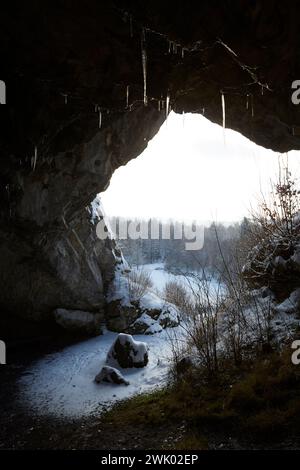 Hohler Stein im Lörmecke Tal bei Rüthen-Kallenhardt, im Schnee Januar 2024, Nordreihn-Westfalen, Deutschland, Europa Stockfoto