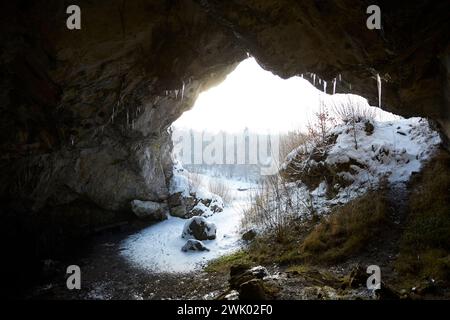 Hohler Stein im Lörmecke Tal bei Rüthen-Kallenhardt, im Schnee Januar 2024, Nordreihn-Westfalen, Deutschland, Europa Stockfoto