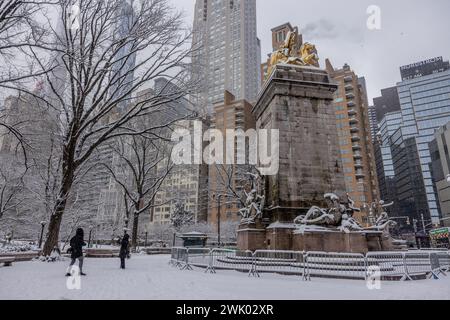 NEW YORK, New YORK – 17. Februar 2024: Menschen werden im Columbus Circle in Manhattan während eines Schneefalls gesehen. Stockfoto