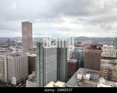 Portland, Oregon, USA - 02.15.2024: Blick auf Portland von einem hohen Punkt der Stadt. Blick vom Fenster auf das Bellpine Restaurant. Stockfoto
