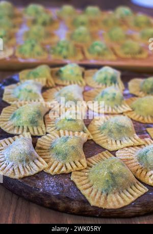 Zubereitung hausgemachter Pasta Ravioli aus dem Teig auf der Küchentheke Stockfoto