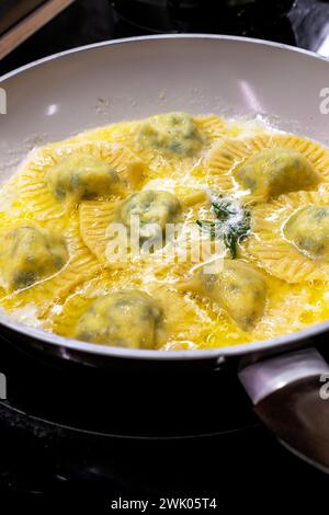 Hausgemachte Ravioli-Nudeln mit Kuhbuttersauce in der Pfanne mischen Stockfoto