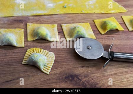 Zubereitung hausgemachter Pasta Ravioli aus dem Teig auf der Küchentheke Stockfoto