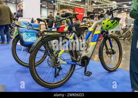 Augsburg, Bayern, Deutschland - 2. Februar 2024: Polizeifahrrad auf der Frühjahresausstellung AFA Messe in Augsburg *** Polizei Fahrrad auf der Frühjahresausstellung AFA Messe in Augsburg Stockfoto