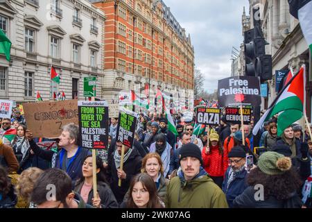 London, Großbritannien. Februar 2024. Während der Demonstration in Knightsbridge halten Demonstranten pro-palästinensische Plakate und palästinensische Flaggen. Zehntausende pro-palästinensischer Demonstranten marschierten zur israelischen Botschaft und forderten einen Waffenstillstand während des Krieges zwischen Israel und Hamas. Quelle: SOPA Images Limited/Alamy Live News Stockfoto