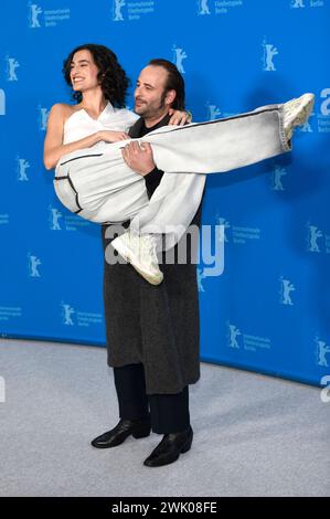 Nine d Urso und Vincent Macaigne beim Photocall zum Kinofilm Hors du temps / Suspended Time auf der Berlinale 2024 / 74. Internationale Filmfestspiele Berlin im Hotel Grand Hyatt. Berlin, 17.02.2024 *** Nine d Urso und Vincent Macaigne beim Fotocall zum Spielfilm Hors du temps suspendiert bei der Berlinale 2024 74 Berlin International Film Festival im Hotel Grand Hyatt Berlin, 17 02 2024 Foto:Xn.xKubelkax/xFuturexImagex temps 4235 Stockfoto