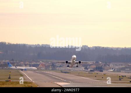 REKORDDATUM NICHT ANGEGEBEN Ein Schweizer Embraer ERJ-195 der Helvetic Airline verlässt den Flughafen Zürich Copyright: XSergioxBrunettix Stockfoto