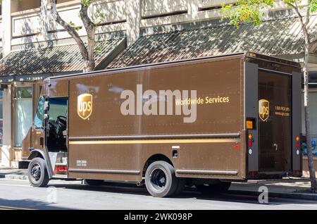 UPS Worldwide Services Lieferwagen in der Straße, Maunakea Street, Chinatown, Honolulu, Oahu, Hawaii, Vereinigte Staaten von Amerika Stockfoto