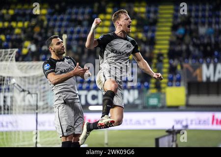 SITTARD - (l-r) während des niederländischen Eredivisie-Spiels zwischen Fortuna Sittard und AZ Alkmaar im Fortuna Sittard Stadium am 17. Februar 2024 in Sittard, Niederlande. ANP ED VAN DE POL Stockfoto