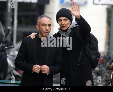 Mailand, It. Februar 2024. Rosalinda Celentano spaziert im Zentrum mit einem Freund von ihr Credit: Independent Photo Agency/Alamy Live News Stockfoto