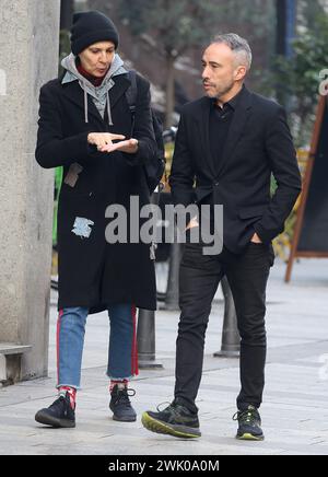 Mailand, It. Februar 2024. Rosalinda Celentano spaziert im Zentrum mit einem Freund von ihr Credit: Independent Photo Agency/Alamy Live News Stockfoto