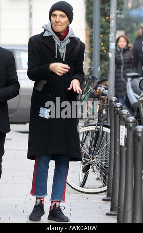 Mailand, It. Februar 2024. Rosalinda Celentano spaziert im Zentrum mit einem Freund von ihr Credit: Independent Photo Agency/Alamy Live News Stockfoto