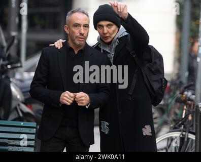 Mailand, It. Februar 2024. Rosalinda Celentano spaziert im Zentrum mit einem Freund von ihr Credit: Independent Photo Agency/Alamy Live News Stockfoto