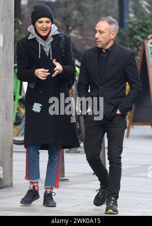 Mailand, It. Februar 2024. Rosalinda Celentano spaziert im Zentrum mit einem Freund von ihr Credit: Independent Photo Agency/Alamy Live News Stockfoto