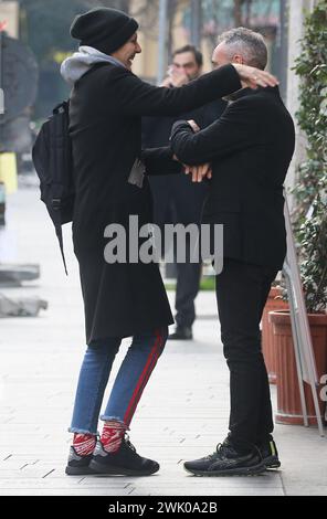 Mailand, It. Februar 2024. Rosalinda Celentano spaziert im Zentrum mit einem Freund von ihr Credit: Independent Photo Agency/Alamy Live News Stockfoto