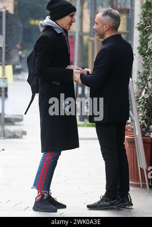 Mailand, It. Februar 2024. Rosalinda Celentano spaziert im Zentrum mit einem Freund von ihr Credit: Independent Photo Agency/Alamy Live News Stockfoto