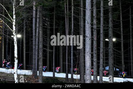 17. Februar 2024, Tschechische Republik, Nove Mesto Na Morave: Biathlon, Weltmeisterschaften, Staffel 4 x 7,5 km, Männer. Die Biathleten auf dem Kurs. Foto: Hendrik Schmidt/dpa Stockfoto