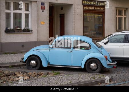 Seitenansicht des hellblauen Vintage Volkswagen VW Beetle Car, der auf der Straße geparkt ist Stockfoto