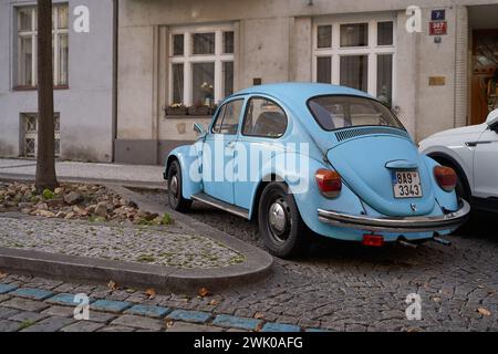 Rückansicht des hellblauen Vintage VW Beetle Car, der auf der Straße geparkt ist Stockfoto